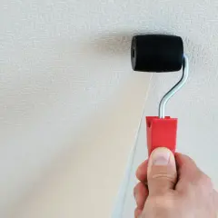 Rolką do tapet usuwa się tapetę winylową na flizelinie. Proces jest prosty i skuteczny.