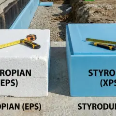 Biały styropian (EPS) i niebieski styrodur (XPS) – dwa materiały izolacyjne. Zastanawiasz się, styrodur co to jest? To płyta XPS, twardsza i gęstsza od styropianu.