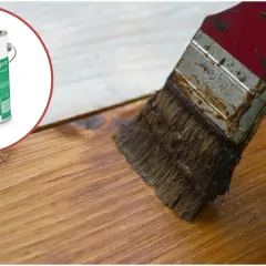 Malowanie drewna na zewnątrz? Puszka farby Remmers Finishing Paint i pędzel gotowe do pracy.