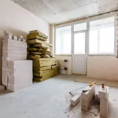 Materiały do ocieplenia ściany pokoju od wewnątrz: bloczki z betonu komórkowego i płyty z wełny mineralnej.