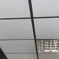 Sufit Armstrong z panelami i wbudowanym oświetleniem.