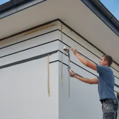 Paski na ścianie krok po kroku: Idealne linie bez podciekania.