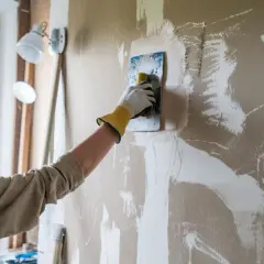 Usuwanie tynku żywicznego: Poradnik DIY. Skuwać czy odnawiać?