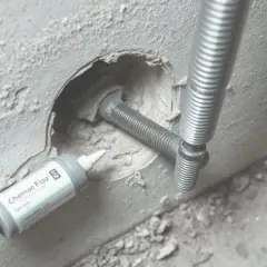 Mokry beton i kotwa chemiczna: Pewny montaż? Poznaj sekrety!