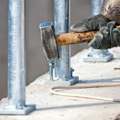 Kotwy do betonu: Jak wybrać? Bezpieczeństwo i trwałość mocowań