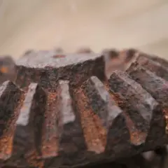 Zardzewiałe koło zębate, które pokazuje, jak usunąć rdzę z metalu.