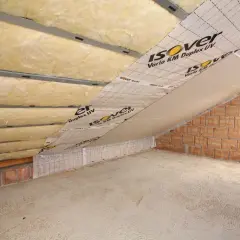 Izolacja poddasza z wełny mineralnej i folii paroizolacyjnej, gotowa do montażu płyt regipsowych.