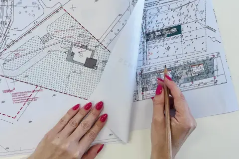 Projekt techniczny domu z zaznaczonym przyłączem wodociągowym i planem budynku.