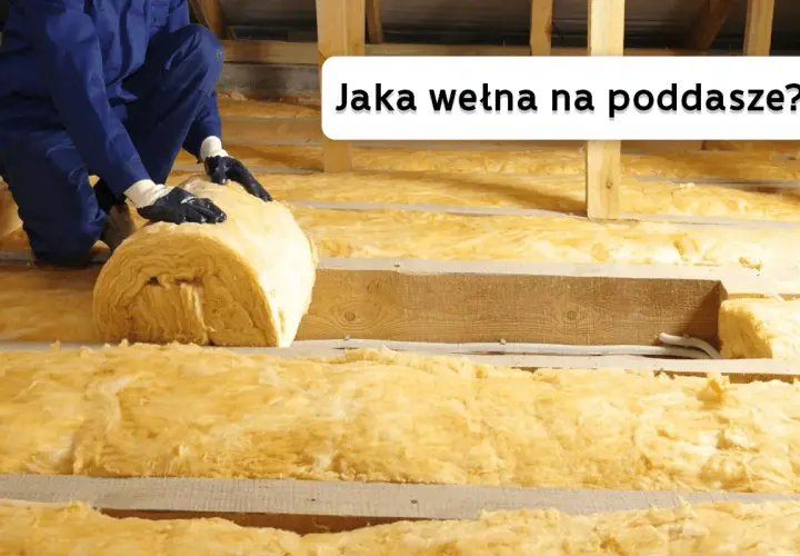 Osoba w niebieskim kombinezonie układa na poddaszu wełnę mineralną niepalną.