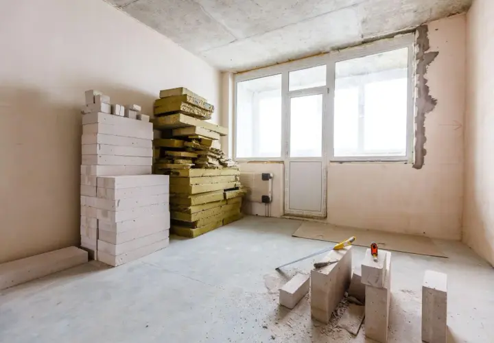 Materiały do ocieplenia ściany pokoju od wewnątrz: bloczki z betonu komórkowego i płyty z wełny mineralnej.