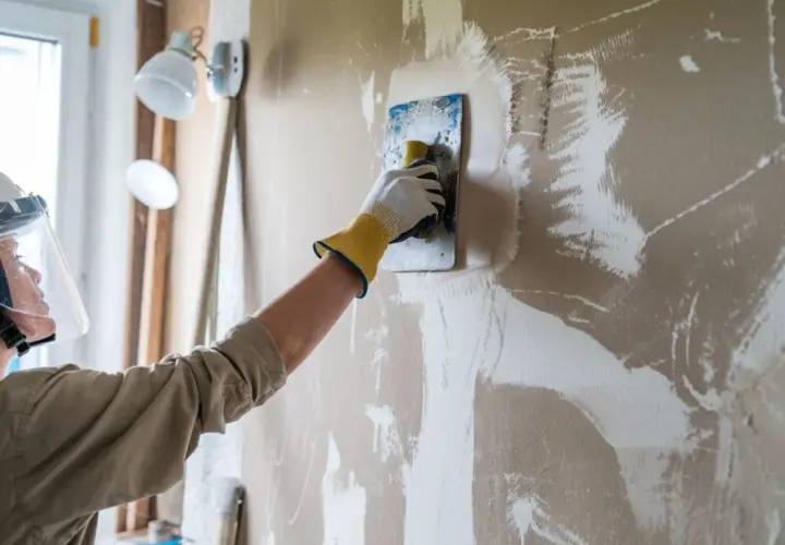 Usuwanie tynku żywicznego: Poradnik DIY. Skuwać czy odnawiać?