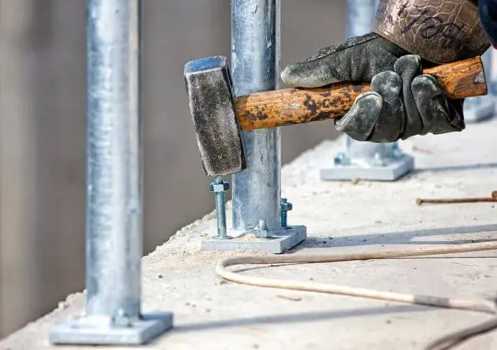 Kotwy do betonu: Jak wybrać? Bezpieczeństwo i trwałość mocowań