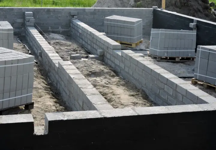 Izolacja fundamentów: Jak wybrać materiały i uniknąć kosztownych błędów?