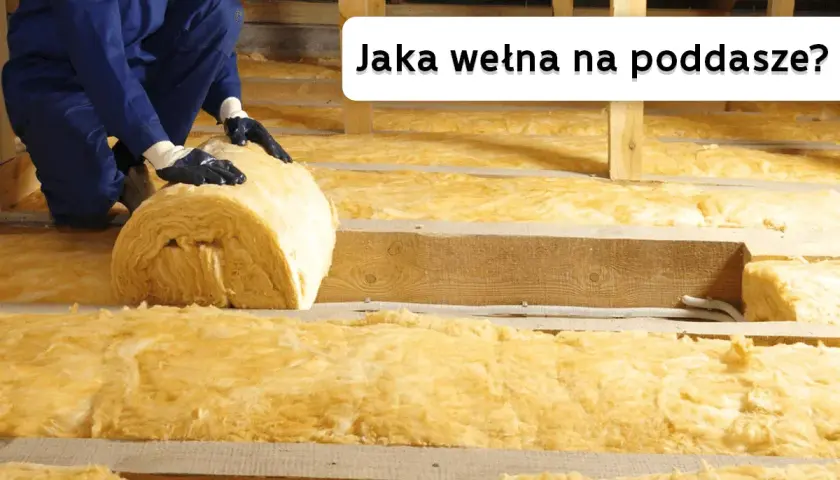 Osoba w niebieskim kombinezonie układa na poddaszu wełnę mineralną niepalną.