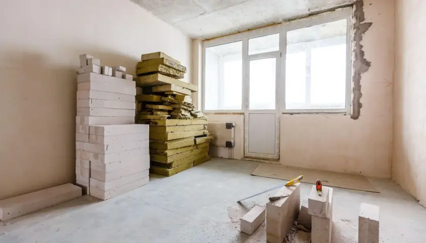 Materiały do ocieplenia ściany pokoju od wewnątrz: bloczki z betonu komórkowego i płyty z wełny mineralnej.