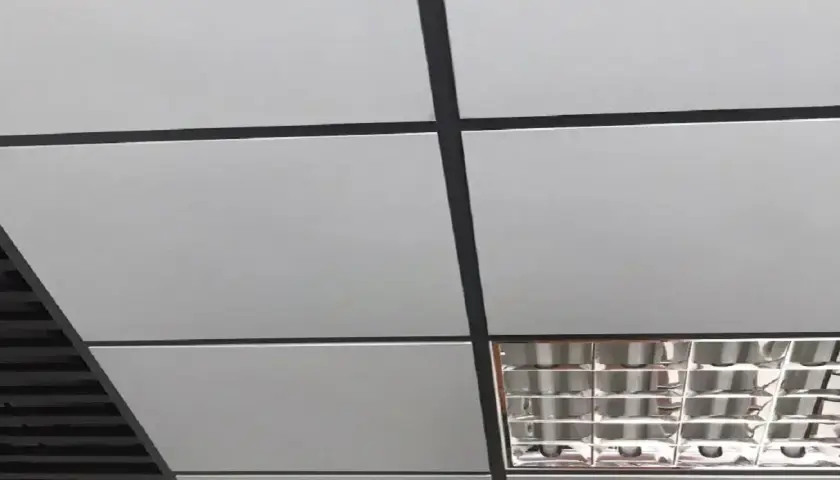 Sufit Armstrong z panelami i wbudowanym oświetleniem.