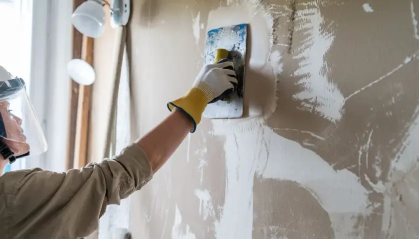 Usuwanie tynku żywicznego: Poradnik DIY. Skuwać czy odnawiać?