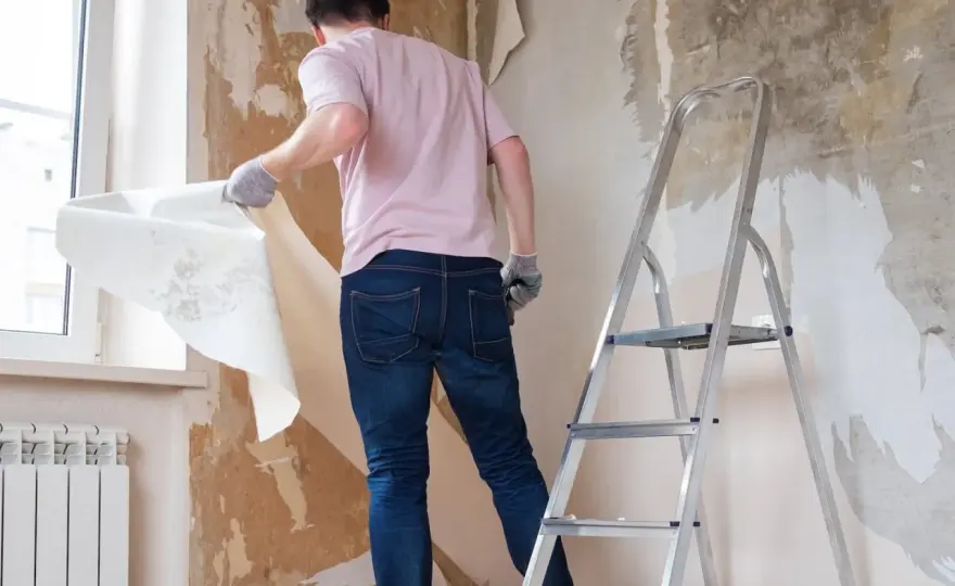 Jak usunąć tapetę ze ściany bez uszkodzeń? Poradnik