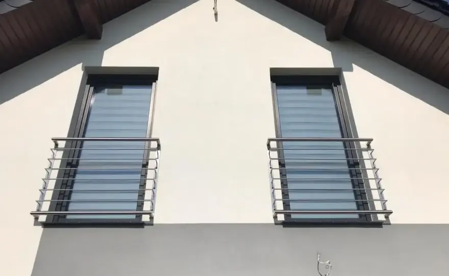 Balkon francuski na elewacji - uniknij błędów i pęknięć!
