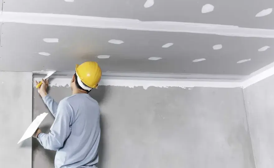 Styropian na sufit w pokoju - Kiedy warto i jak to zrobić?