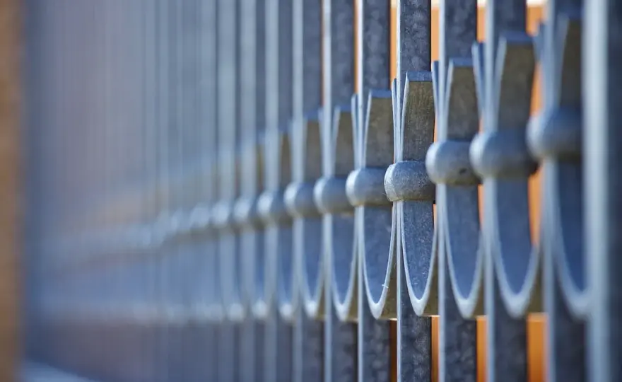 Malowanie balustrady w bloku - Jak to zrobić, by nie odpadało?