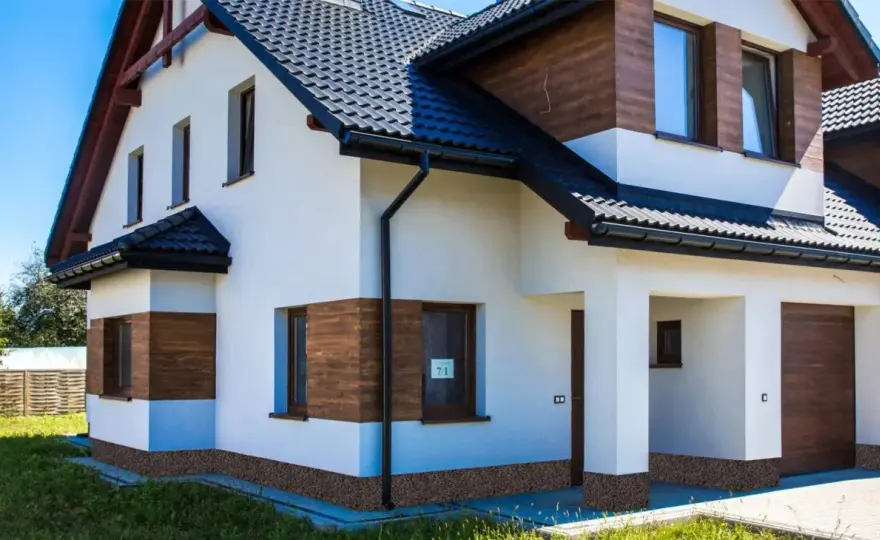 Tynk mozaikowy na cokół domu - jak wykończyć go trwale?