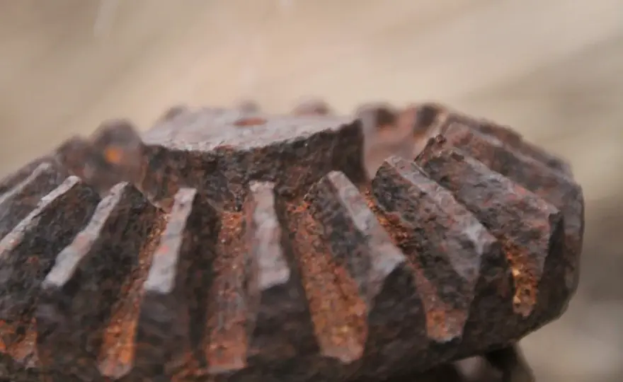 Jak usunąć rdzę z metalu? Poradnik krok po kroku