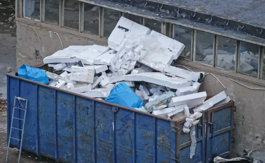 Gdzie wyrzucić styropian? Uniknij błędów – poradnik