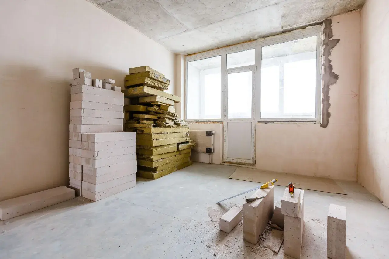 Materiały do ocieplenia ściany pokoju od wewnątrz: bloczki z betonu komórkowego i płyty z wełny mineralnej.
