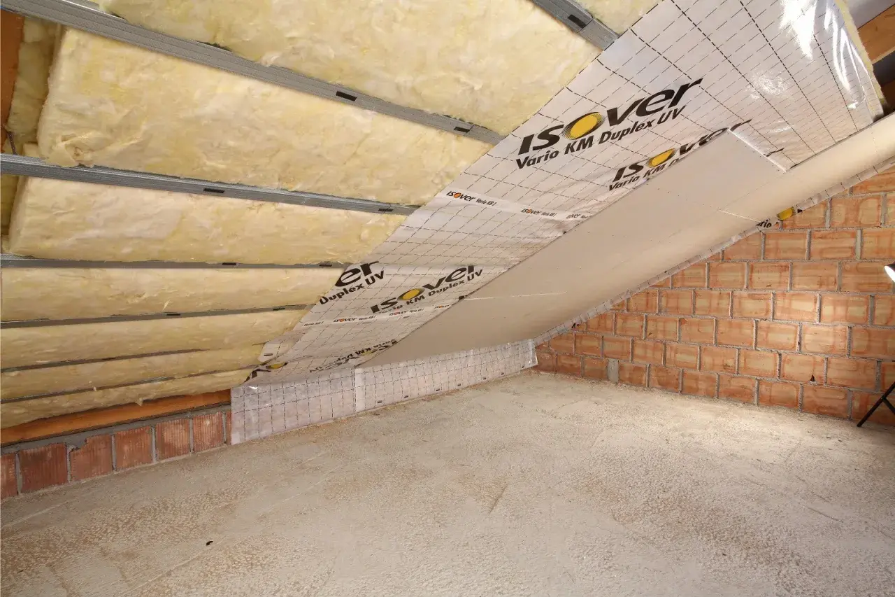 Izolacja poddasza z wełny mineralnej i folii paroizolacyjnej, gotowa do montażu płyt regipsowych.