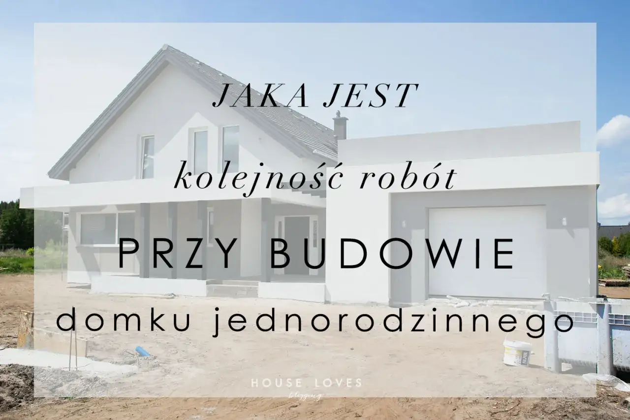 Jaka jest kolejność prac przy budowie domu jednorodzinnego? Nowoczesny dom w trakcie remontu, z widocznym placem budowy.