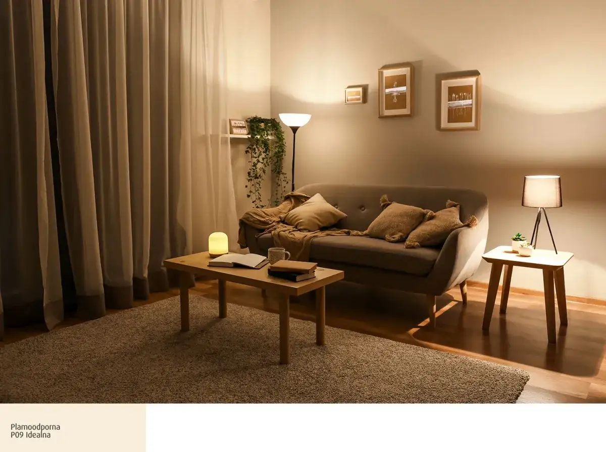 Przytulny salon z kanapą, stolikiem i dywanem. Oświetlenie tworzy ciepłe i zimne barwy, budując atmosferę relaksu.