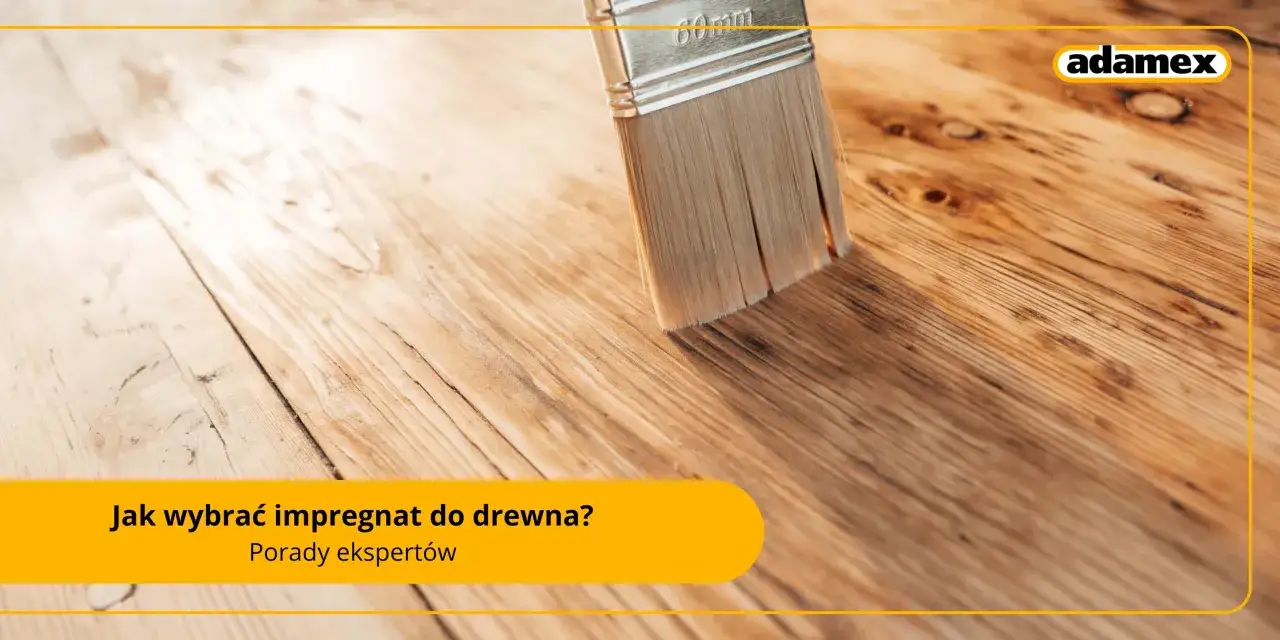 Pędzel nakłada impregnat na drewnianą podłogę, zapewniając jej konserwację na zewnątrz.