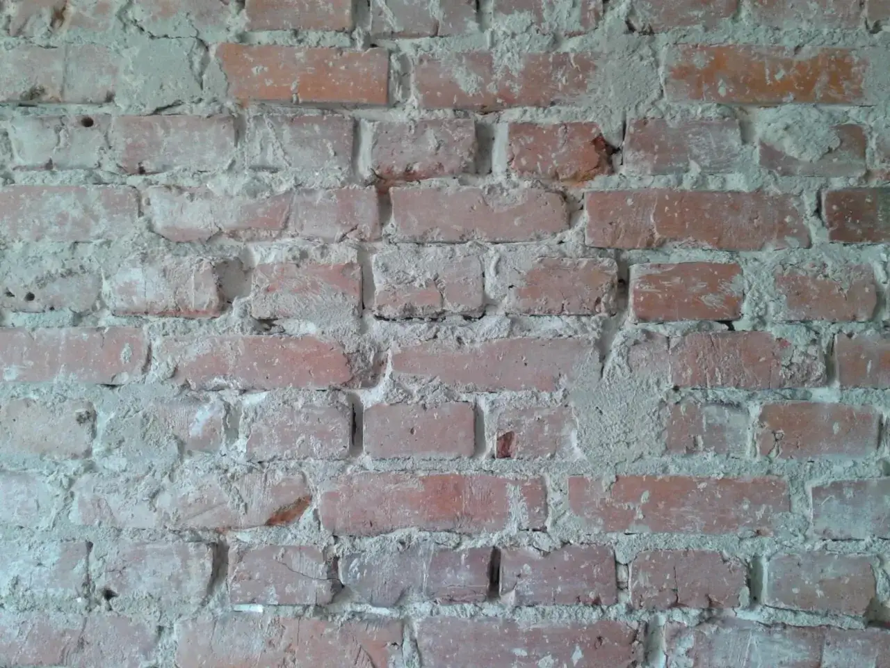 nierówne ściany przed tynkowaniem