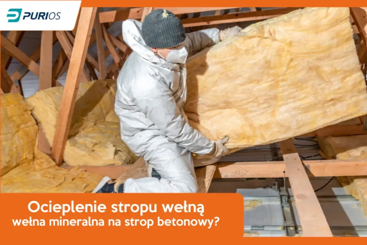 Pracownik w kombinezonie montuje wełnę mineralną, wykonując ocieplenie stropu betonowego.