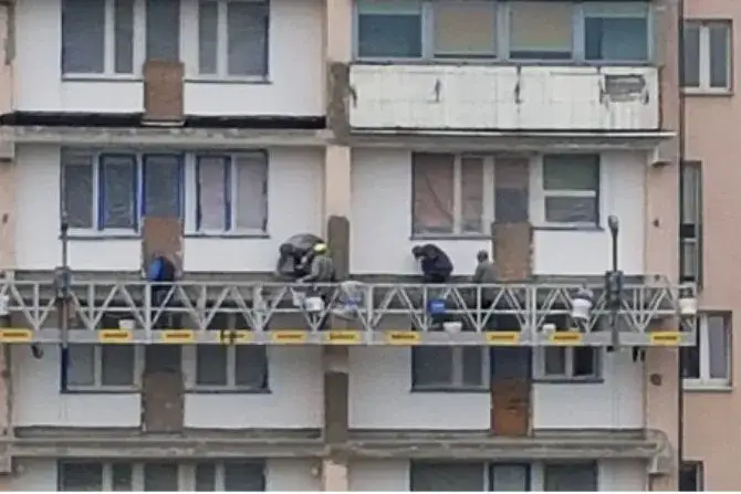 Uszkodzony balkon budynku mieszkalnego